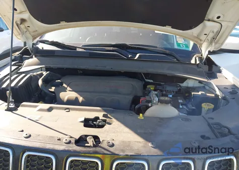 2018 Jeep Compass Latitude 4X4 z USA, uszkodzony, nr VIN 3C4NJDBB3JT483660